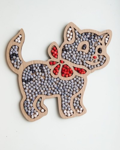 Sensoryczna zabawa z kotkiem. Sensokartony w zabawie.