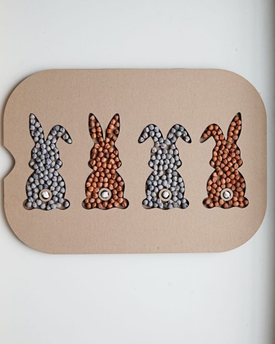 Panel z zajączkami.