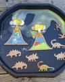 Sensokarton Wulkan i zabawa z dinozaurami.
