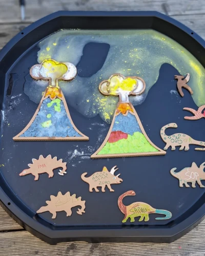 Sensokarton Wulkan i zabawa z dinozaurami.