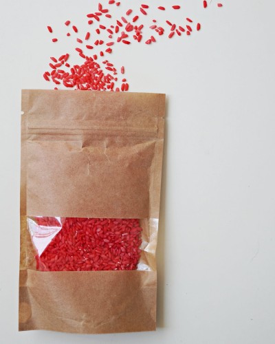 Torebka barwionego ryżu.