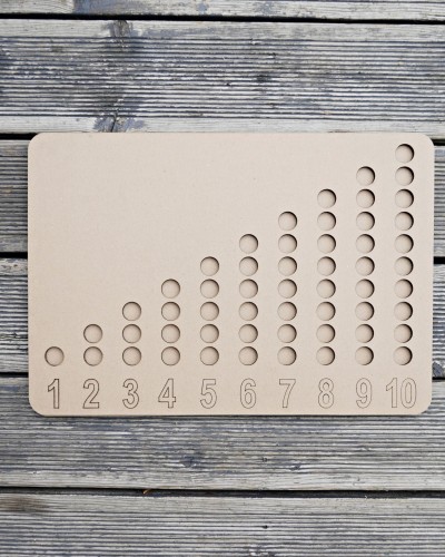Tablica matematyczna o wymiarach 51cm x 36cm, grubość 13mm.