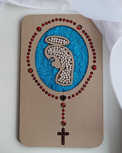 Sensoryczna wysypywanka z różańcem.