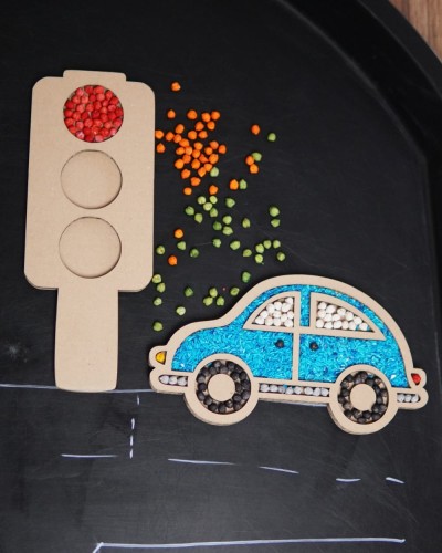 Zabawa sensoryczna z sensokartonami.